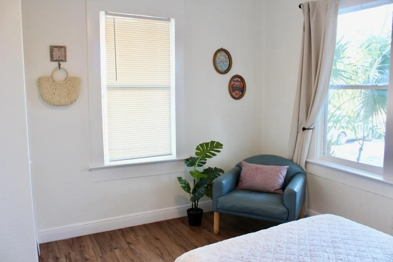 3 Bedroom Modern Ybor City Home- Pet Friendly Tampa