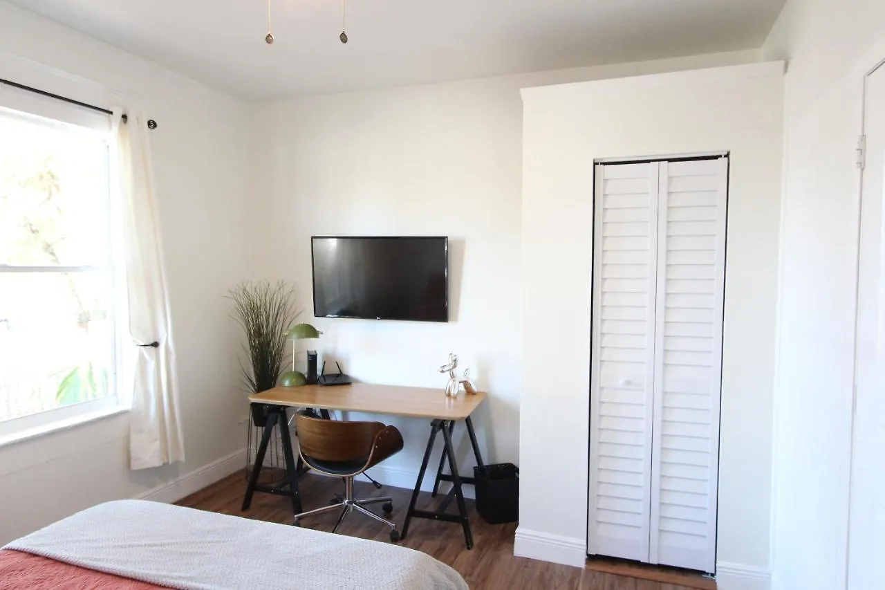 3 Bedroom Modern Ybor City Home- Pet Friendly Tampa Ferienhaus