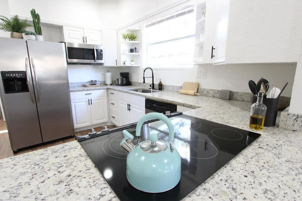 3 Bedroom Modern Ybor City Home- Pet Friendly Tampa USA